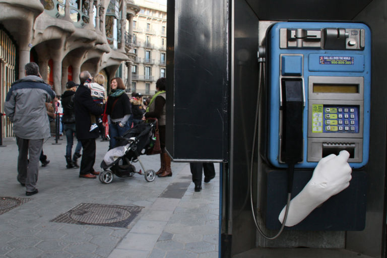 phone octaviserra mateu paugarcia danielllugany55 Arte urbana per riflettere con ironia sul senso della crisi economica. Per le strade del centro di Barcellona spuntano le mani in gesso del progetto “Hands”