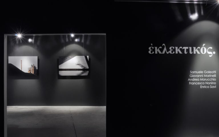 εκλεκτικός Eklekticos Bag – Photo Art Gallery Pesaro 8 Apre a Pesaro io nuovo spazio Bag – Photo Art Gallery: il racconto della mostra di debutto in tante immagini dall’opening. Fra fotografia e architettura…