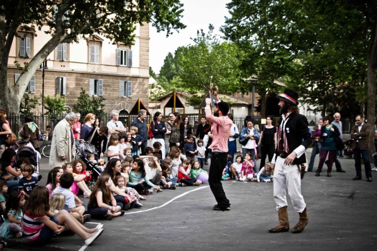 07slideLT La città, come la vogliamo. A Roma un progetto per la Biennale dello Spazio Pubblico: in Piazza San Cosimato i cittadini raccontano pensieri e desideri. Su se stessi e sul quartiere