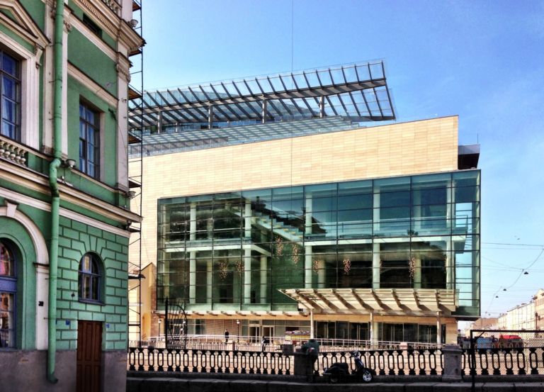 1 Main entrance heritage Mariinsky in foreground Diamond Schmitt Architects 80mila metri quadrati, 700 milioni di euri investiti. San Pietroburgo si appropria del nuovo Mariinsky Theatre, progetto dei canadesi Diamond Schmitt Architects