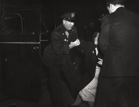 Weegee, The dead man's wife arrived...and then she collapsed, 1940 ca.