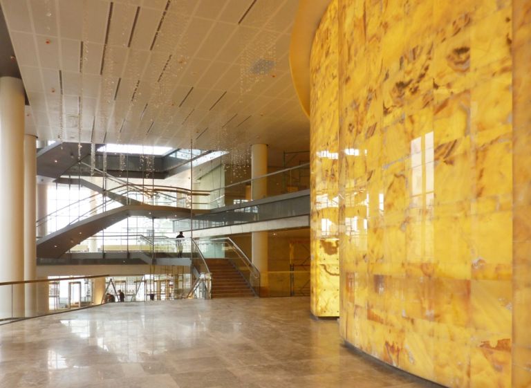 2 Onyx Wall in Lobby Diamond Schmitt Architects 80mila metri quadrati, 700 milioni di euri investiti. San Pietroburgo si appropria del nuovo Mariinsky Theatre, progetto dei canadesi Diamond Schmitt Architects