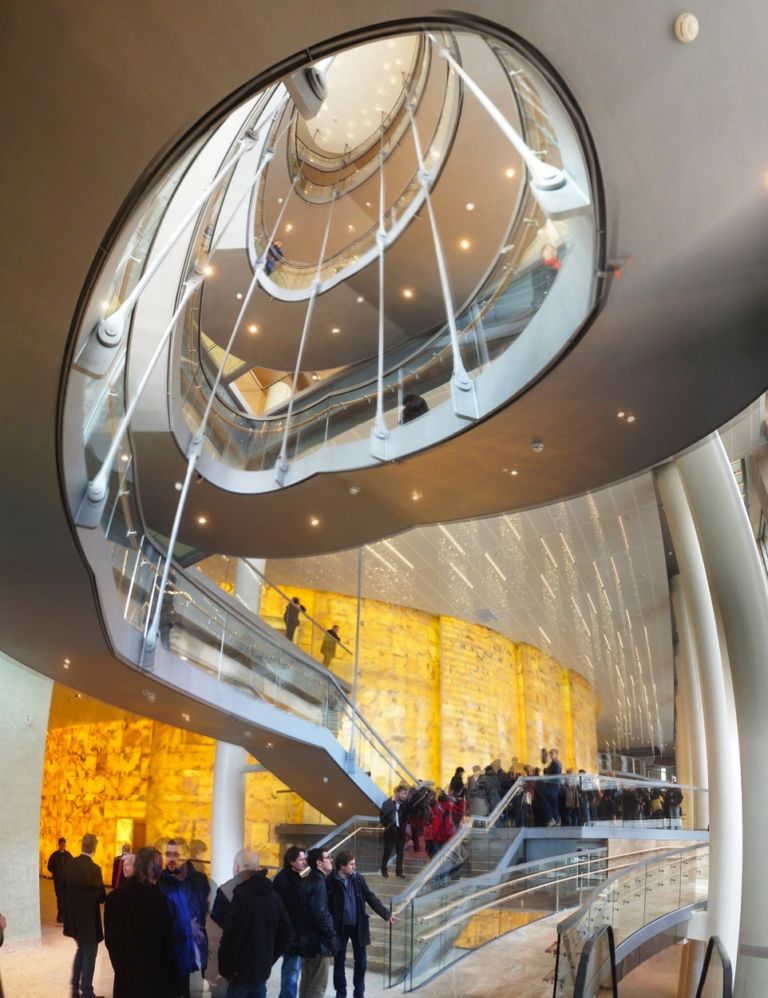 3 Grand Stair at Entrance Lobby Diamond Schmitt Architects 80mila metri quadrati, 700 milioni di euri investiti. San Pietroburgo si appropria del nuovo Mariinsky Theatre, progetto dei canadesi Diamond Schmitt Architects