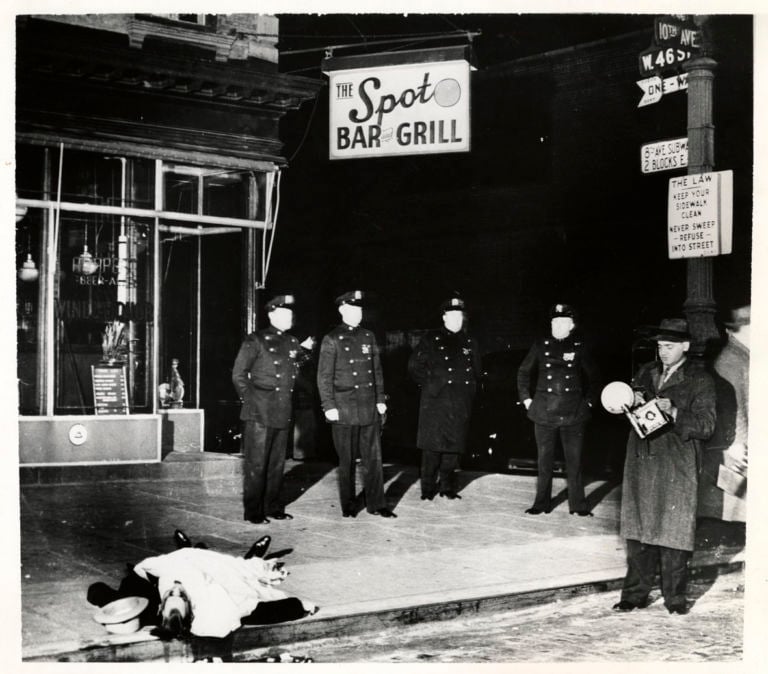 Weegee, Unidentified Photographer - On the Spot, 9 dicembre 1939