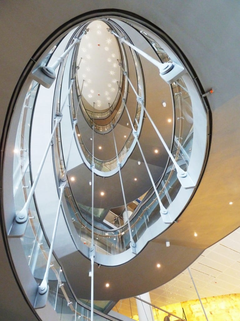 5 View up Helical Stair in main Lobby Nastassia Astrasheuskaya 80mila metri quadrati, 700 milioni di euri investiti. San Pietroburgo si appropria del nuovo Mariinsky Theatre, progetto dei canadesi Diamond Schmitt Architects