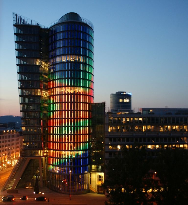 59 È, o non è, la festa della mamma? Ja, natürlich. A Vienna ci pensa la Uniqa Tower a farle gli auguri con un macro-tweet a led che percorre la facciata senza soluzione di continuità