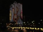 86 È, o non è, la festa della mamma? Ja, natürlich. A Vienna ci pensa la Uniqa Tower a farle gli auguri con un macro-tweet a led che percorre la facciata senza soluzione di continuità