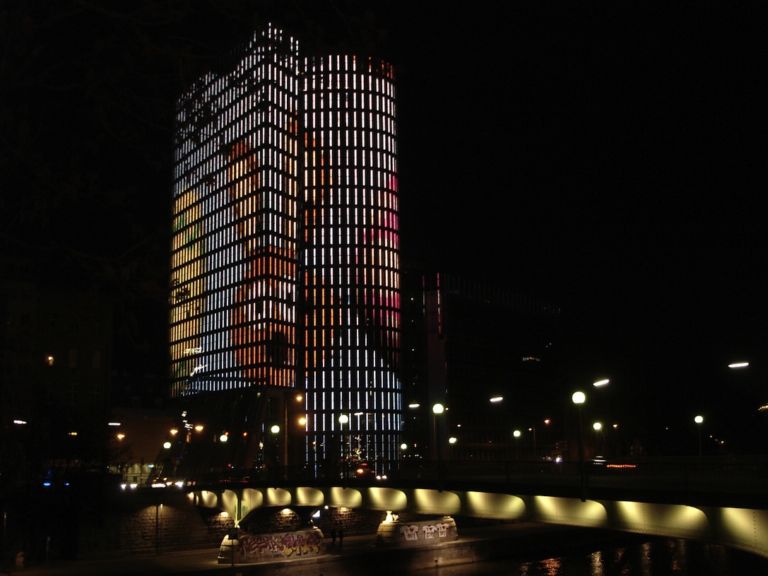 86 È, o non è, la festa della mamma? Ja, natürlich. A Vienna ci pensa la Uniqa Tower a farle gli auguri con un macro-tweet a led che percorre la facciata senza soluzione di continuità