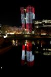 95 È, o non è, la festa della mamma? Ja, natürlich. A Vienna ci pensa la Uniqa Tower a farle gli auguri con un macro-tweet a led che percorre la facciata senza soluzione di continuità