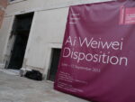 Ai Weiwei in mostra a Venezia Biennale Updates: Ai Weiwei mette in scena la sua Via Crucis. E nella chiesa di Sant’Antonin arriva anche Gao Ying, madre dell’artista, commossa davanti all’opera che esorcizza la detenzione del blogger