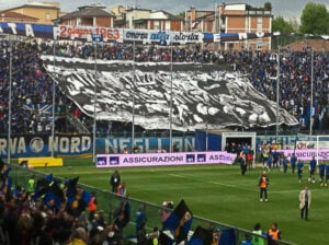 Striscioni d’autore in quel di Bergamo: Andrea Mastrovito, artista ultrà, coinvolto dalla Curva Nord dell’Atalanta in una performance che evoca la conquista della Coppa Italia del 1963