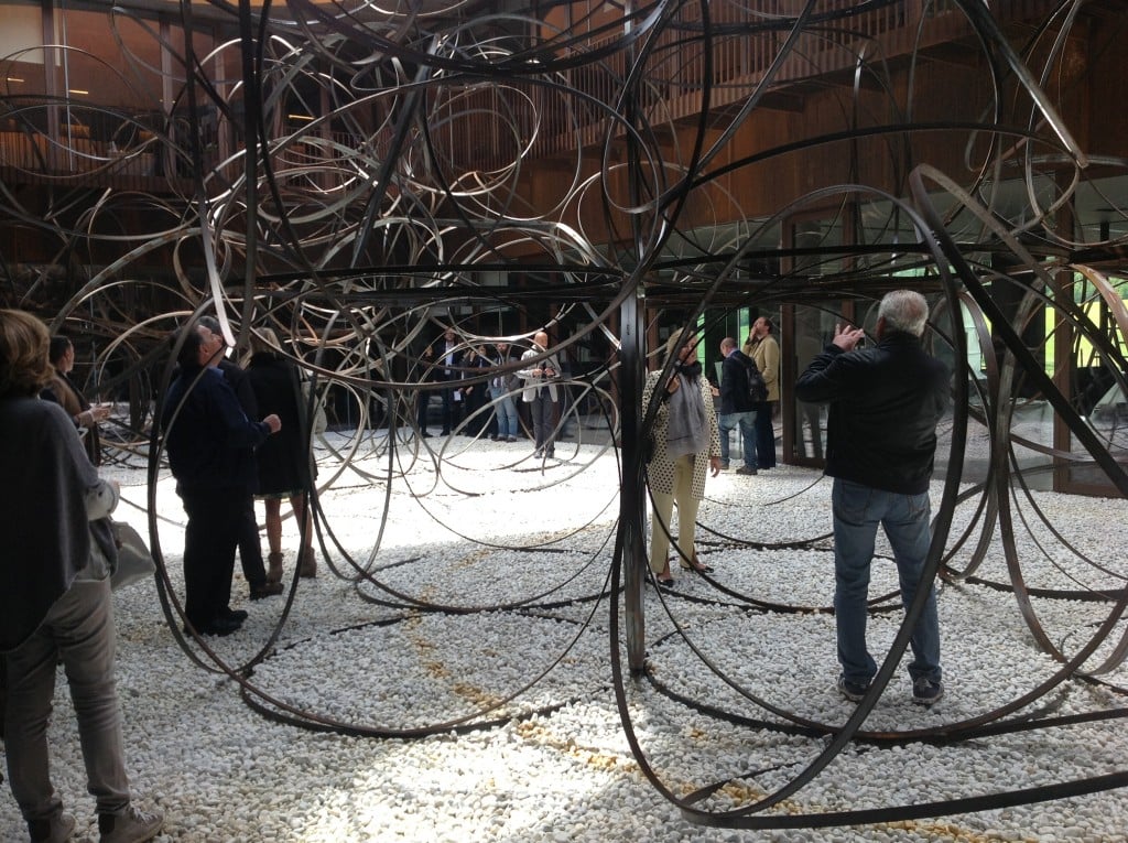 Fra Giovanni della Robbia e Leonardo, il contemporaneo. Le opere di Yona Friedman, Rosa Barba e Jean-Baptiste Decavéle entrano nella cantina-museo degli Antinori: ecco chiccera all’opening