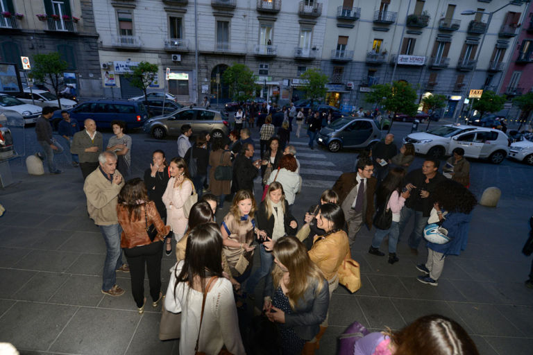 Bianco Valente Relational Stazione di Mergellina Napoli foto Mexico Photographics 1 Le nostre reti? Analisi sulla società 2.0. A Napoli l’ultimo progetto “relazionale” di Bianco-Valente: ecco il fotoreport dell’opening alla Stazione di Mergellina