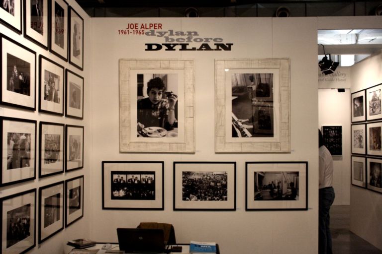 Bob Dylan secondo Alpers foto Michela Deponti Da Milano a Singapore: l’anno prossimo MIA raddoppia. Intanto inaugura l’edizione 2013 a Superstudio Più, con 230 gallerie specializzate in fotografia e un’agenda che punta sullo scouting