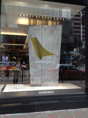 Arte e moda, a Hong Kong. Daniele Veronesi griffa l’opening della nuova boutique Canali, marchio leader per la moda maschile. Un’installazione per una vetrina dello stile italiano