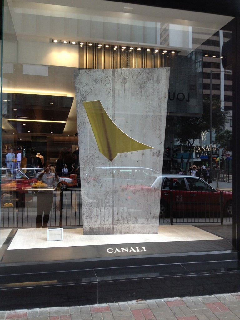 Canali Hong Kong 2 Arte e moda, a Hong Kong. Daniele Veronesi griffa l'opening della nuova boutique Canali, marchio leader per la moda maschile. Un'installazione per una vetrina dello stile italiano