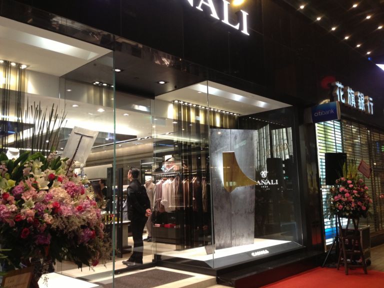 Canali Hong Kong 21 Arte e moda, a Hong Kong. Daniele Veronesi griffa l'opening della nuova boutique Canali, marchio leader per la moda maschile. Un'installazione per una vetrina dello stile italiano