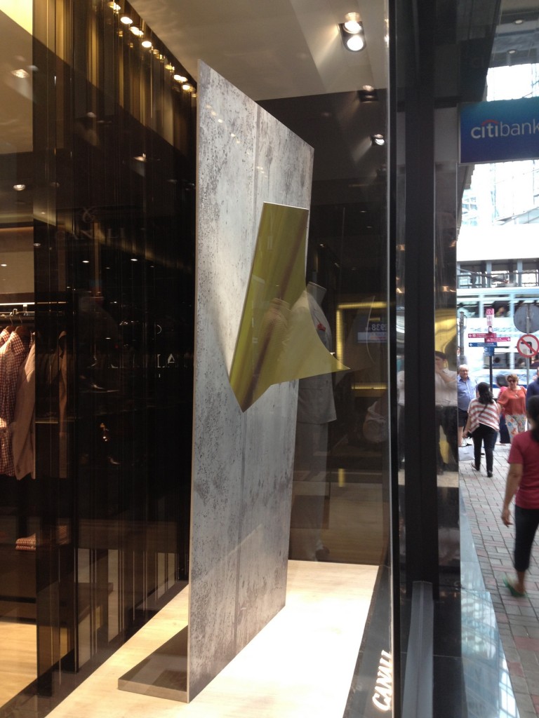 Canali Hong Kong 3 Arte e moda, a Hong Kong. Daniele Veronesi griffa l'opening della nuova boutique Canali, marchio leader per la moda maschile. Un'installazione per una vetrina dello stile italiano