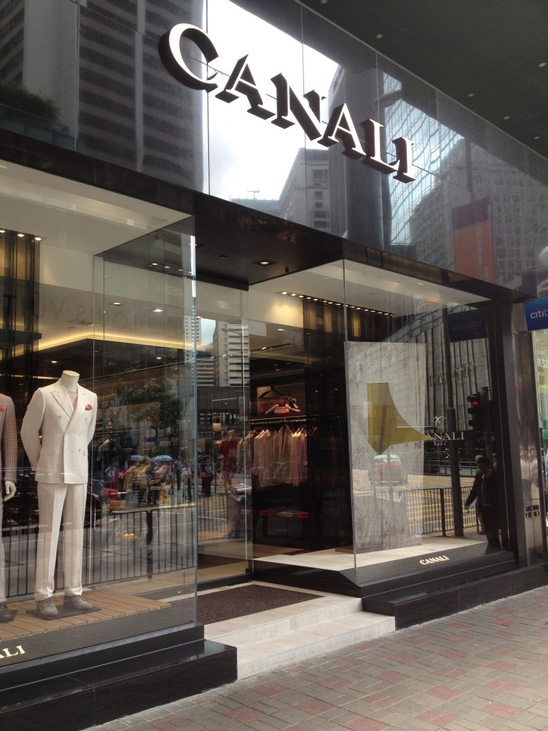 Canali Hong Kong Arte e moda, a Hong Kong. Daniele Veronesi griffa l'opening della nuova boutique Canali, marchio leader per la moda maschile. Un'installazione per una vetrina dello stile italiano