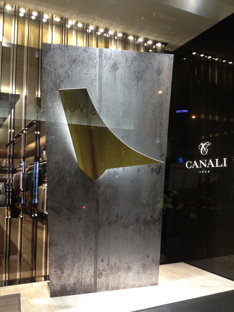 Canali Hong Kong1 Arte e moda, a Hong Kong. Daniele Veronesi griffa l'opening della nuova boutique Canali, marchio leader per la moda maschile. Un'installazione per una vetrina dello stile italiano