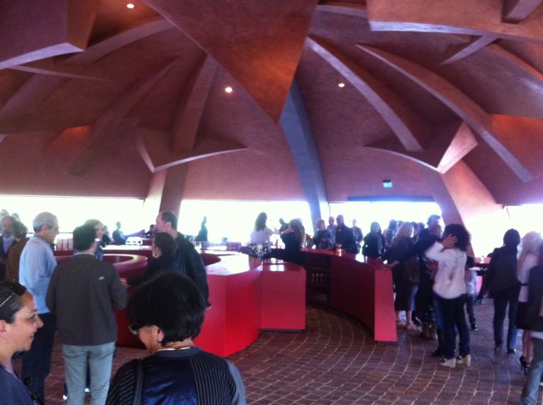 Come in Cielo così in Terra Tenuta Castelbuono Bevagna 2 Una tartaruga custode dell’arte, e del vino. Al via l’attività espositiva nel Carapace di Arnaldo Pomodoro, cantina umbra dell’azienda Lunelli: ecco la fotogallery del debutto…