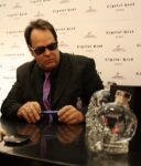 Crystal Head foto Michela Deponti Dan Aykroyd distillatore a Milano: bottiglia d’artista e design italiano per Crystal Head, vodka con cui l’ex Blues Brother ha conquistato il mondo. Partendo dal suo Canada per spopolare persino a Mosca