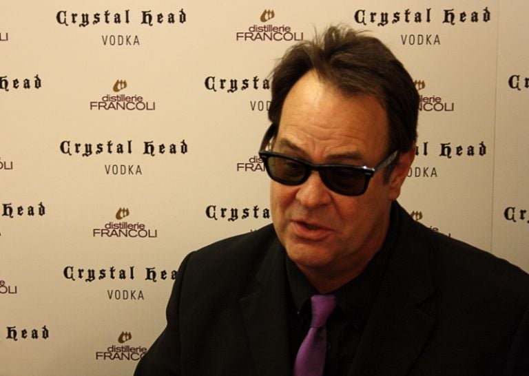 Dan Aykroyd foto Michela Deponti Dan Aykroyd distillatore a Milano: bottiglia d’artista e design italiano per Crystal Head, vodka con cui l’ex Blues Brother ha conquistato il mondo. Partendo dal suo Canada per spopolare persino a Mosca