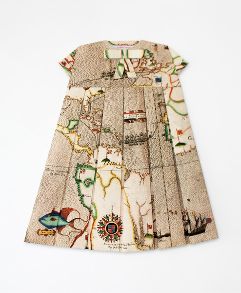 Arte, moda, storia, geografia e balocchi. Elisabeth Lecourt frulla tutto nei suoi abitini hand made, ispirati alle mappe antiche. Bellissimi, da collezionare