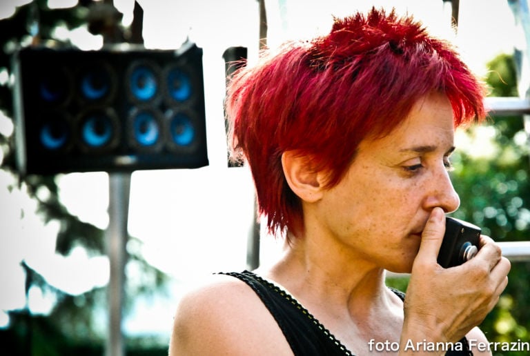 Fiorenza Menni foto di Arianna Ferrazin Festa della Repubblica a Lido Adriano. Dove l’arte incontra il mondo. E dove il canto pastorale sardo incontra il rap. Da Mariangela Gualtieri a Claver Gold