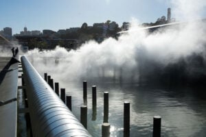 Due passi tra le nuvole. Fujiko Nakaya immerge nel vapore acqueo uno dei ponti della baia di San Francisco. Installazione spettacolare, per salutare il nuovo Exploratorium