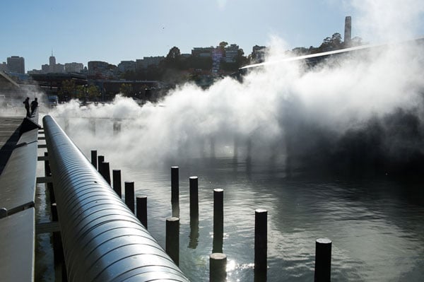 Due passi tra le nuvole. Fujiko Nakaya immerge nel vapore acqueo uno dei ponti della baia di San Francisco. Installazione spettacolare, per salutare il nuovo Exploratorium