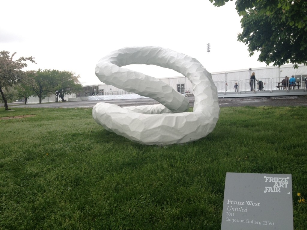 New York Updates: tutte le foto dello Sculpture Park di Frieze. C’è l’immenso gonfiabile di Paul McCarthy, ma il fascino di Londra è lontano