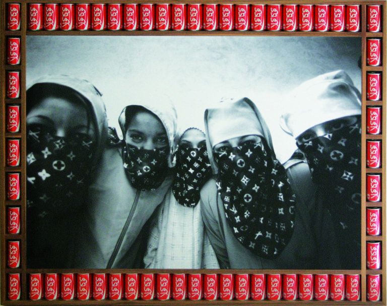 HH Posse 129x100cm 2000 Imitare per distinguersi. Le originali copie di Hassan Hajjaj