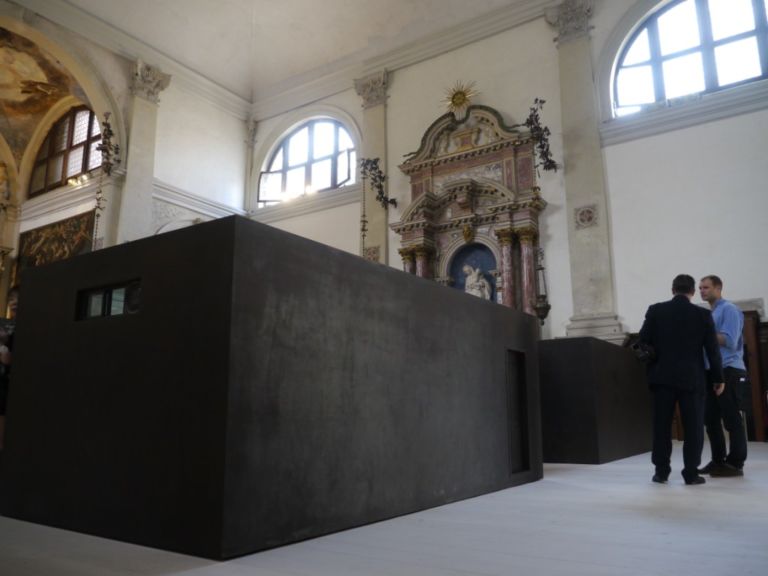 I cubi di Ai Weiwei a Venezia Biennale Updates: Ai Weiwei mette in scena la sua Via Crucis. E nella chiesa di Sant’Antonin arriva anche Gao Ying, madre dell’artista, commossa davanti all’opera che esorcizza la detenzione del blogger