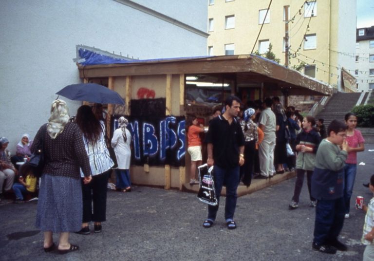 Il Bataille Monument a Kassel Thomas Hirschhorn, quattro intellettuali, quattro monumenti. Parla italiano l’ultimo omaggio dell’artista svizzero ai suoi mentori: si lavora a New York al “Gramsci Monument”