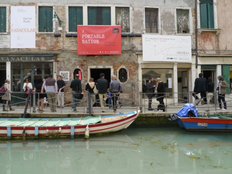 Il Padiglione Maldive Biennale Updates: cronache dall’effimero per la prima volta del Padiglione Maldive in Laguna. Tensione tra natura e inquinamento, oriente e occidente; il tutto si apre con la glaciale installazione di Stefano Cagol