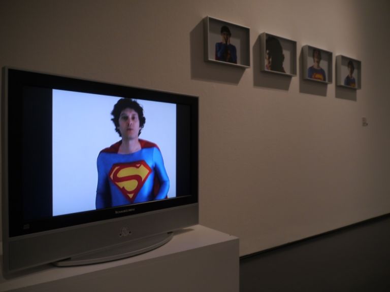 Il superman di Norese Il MAGA è vivo e lotta a Milano: nella giornata in cui si celebrano gli 80 anni della Triennale inaugura la mostra “in trasferta” del museo di Gallarate, danneggiato da un incendio nello scorso mese di febbraio