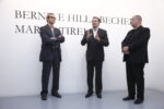 Inaugurazione Tirelli Becher M.Tirelli L.Pratesi J.Blüher foto Villa Massimo AlbertoNovelli Bernd e Hilla Becher e Marco Tirelli, al Massimo. Compie vent’anni l’ormai famosa rassegna dell’Accademia Tedesca di Roma, ecco chiccera all’opening