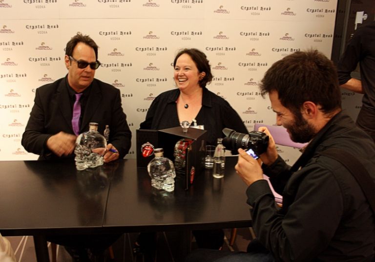 Intervista a Dan AykRoyd foto Michela Deponti Dan Aykroyd distillatore a Milano: bottiglia d’artista e design italiano per Crystal Head, vodka con cui l’ex Blues Brother ha conquistato il mondo. Partendo dal suo Canada per spopolare persino a Mosca