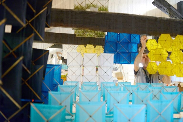 Jacob Hashimoto – Gas Giant Fondazione Querini Stampalia 15 Verso la Biennale: i 10mila aquiloni di Jacob Hashimoto. Fervono i preparativi alla Fondazione Querini Stampalia, in anteprima le foto della megainstallazione