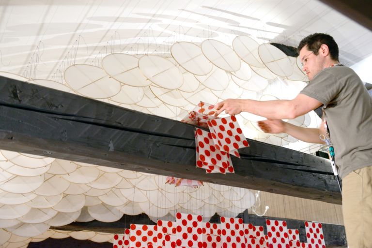 Jacob Hashimoto – Gas Giant Fondazione Querini Stampalia 2 Verso la Biennale: i 10mila aquiloni di Jacob Hashimoto. Fervono i preparativi alla Fondazione Querini Stampalia, in anteprima le foto della megainstallazione