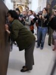 La madre di Ai Weiwei visita linstallazione del figlio Biennale Updates: Ai Weiwei mette in scena la sua Via Crucis. E nella chiesa di Sant’Antonin arriva anche Gao Ying, madre dell’artista, commossa davanti all’opera che esorcizza la detenzione del blogger