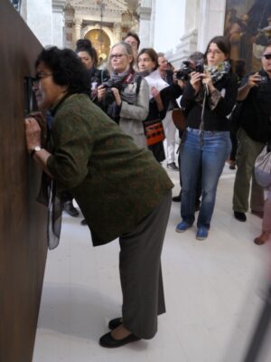 Biennale Updates: Ai Weiwei mette in scena la sua Via Crucis. E nella chiesa di Sant’Antonin arriva anche Gao Ying, madre dell’artista, commossa davanti all’opera che esorcizza la detenzione del blogger