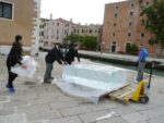 Larrivo del monolite di Stefano Cagol Biennale Updates: cronache dall’effimero per la prima volta del Padiglione Maldive in Laguna. Tensione tra natura e inquinamento, oriente e occidente; il tutto si apre con la glaciale installazione di Stefano Cagol