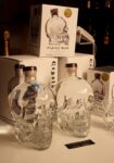 Le bottiglie di Crystal Head foto Michela Deponti Dan Aykroyd distillatore a Milano: bottiglia d’artista e design italiano per Crystal Head, vodka con cui l’ex Blues Brother ha conquistato il mondo. Partendo dal suo Canada per spopolare persino a Mosca