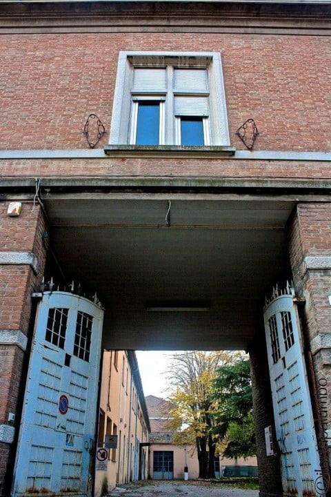 L'ingresso dell'ex Caserma di Ferrara