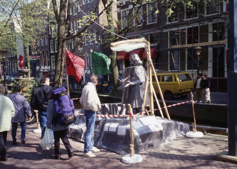 Lo Spinoza Monument ad Amsterdam Thomas Hirschhorn, quattro intellettuali, quattro monumenti. Parla italiano l’ultimo omaggio dell’artista svizzero ai suoi mentori: si lavora a New York al “Gramsci Monument”