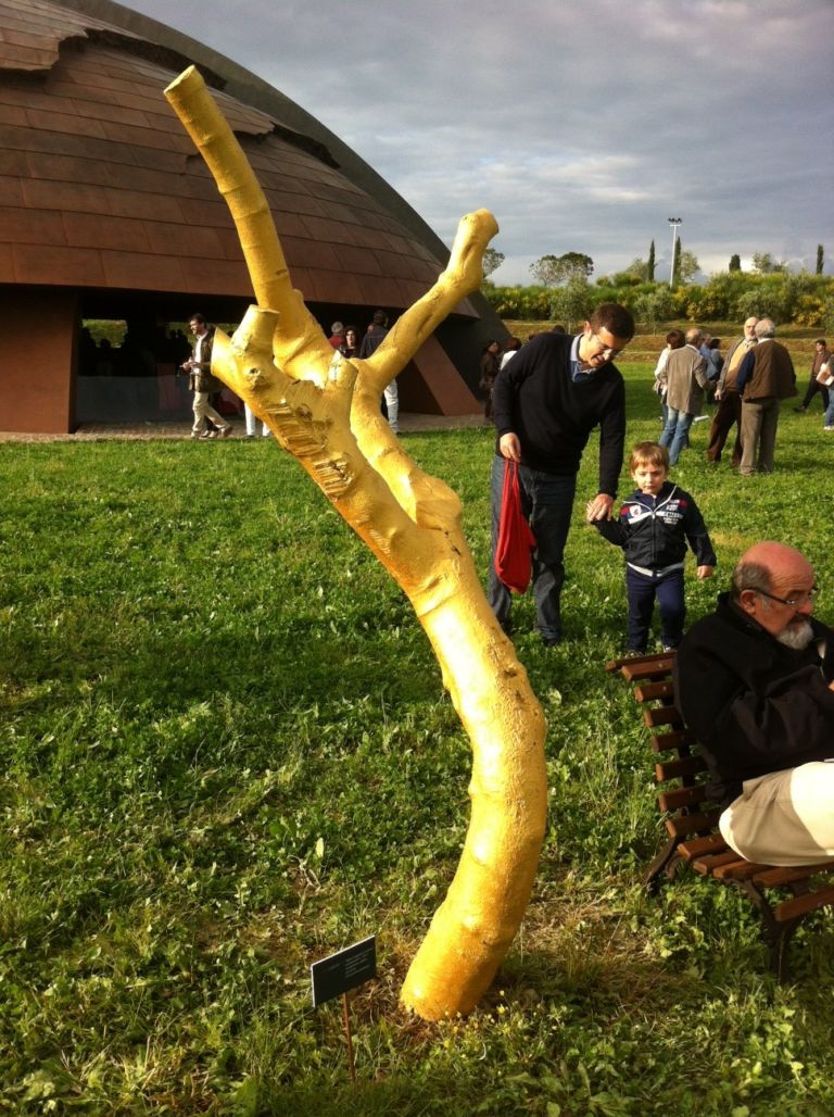 Luca Leandri Come in Cielo così in Terra Tenuta Castelbuono Bevagna e1367783357153 Una tartaruga custode dell’arte, e del vino. Al via l’attività espositiva nel Carapace di Arnaldo Pomodoro, cantina umbra dell’azienda Lunelli: ecco la fotogallery del debutto…