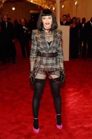 New York Updates: Madonna in autoreggenti al museo per il Met Gala 2013. Consueta parata di stelle in salsa hollywoodiana per l’evento che ogni anno celebra la mostra prodotta dal Costume Institute