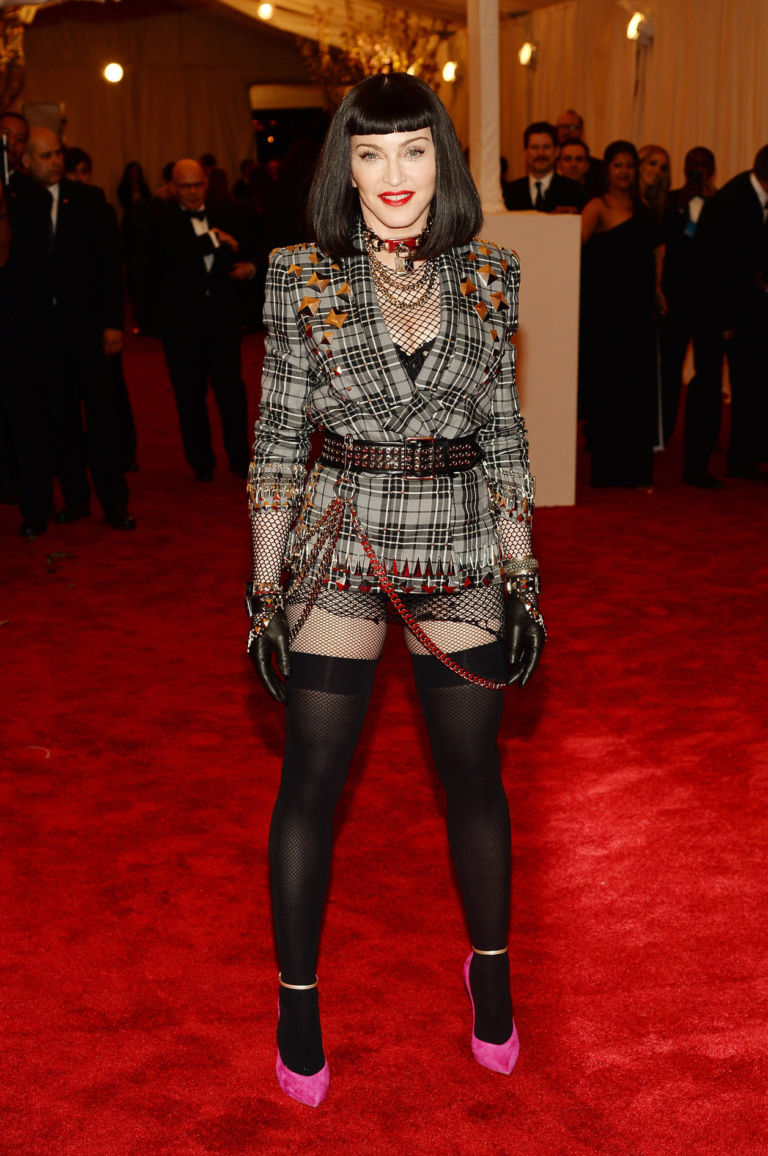 Madonna al Met Gala New York Updates: Madonna in autoreggenti al museo per il Met Gala 2013. Consueta parata di stelle in salsa hollywoodiana per l’evento che ogni anno celebra la mostra prodotta dal Costume Institute